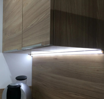 Prezzo buono T5 90 dissipatore di calore d'angolo principale 45 gradi della luce di striscia di Manica di alluminio con la clip della copertura di Pmma in linea