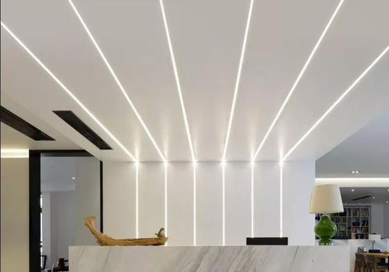 Il profilo del pannello di carta e gesso del LED per plafoniera Antivari che accende le strisce nere incanala il gesso messo del gesso del muro a secco