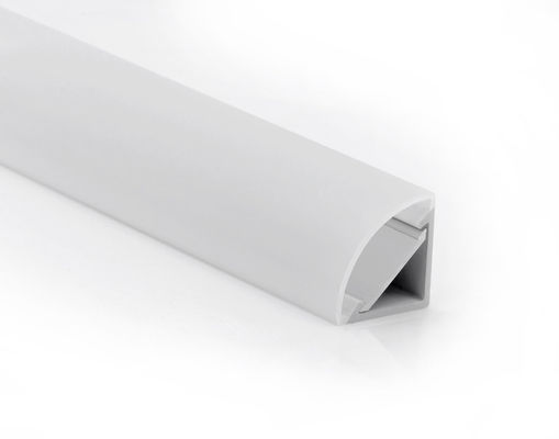Prezzo buono Copertura impermeabile del pc dell'estrusione della copertura IP65 della copertura del LED con heathink per l'angolo in all'aperto o in dell'interno in linea
